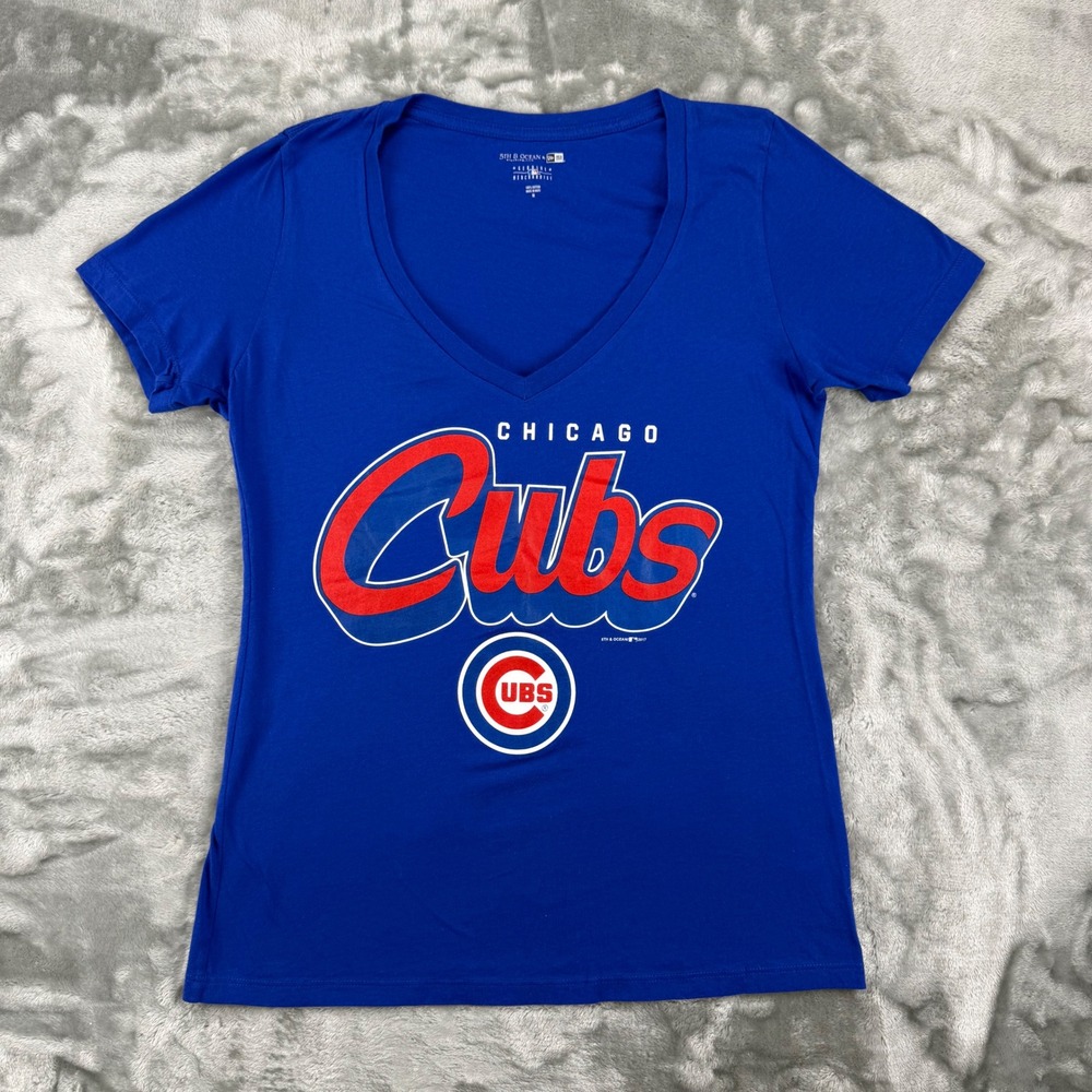 5th & Ocean Chicago Cubs MLB V-Neck Graphic T-Shirt Blue Womens Medium PCA MVP